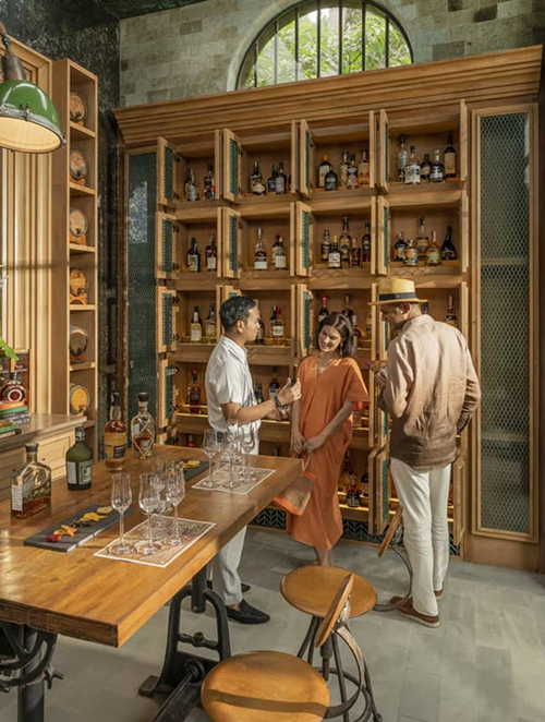 Luxury bar and social gathering experience at Four Seasons Samui